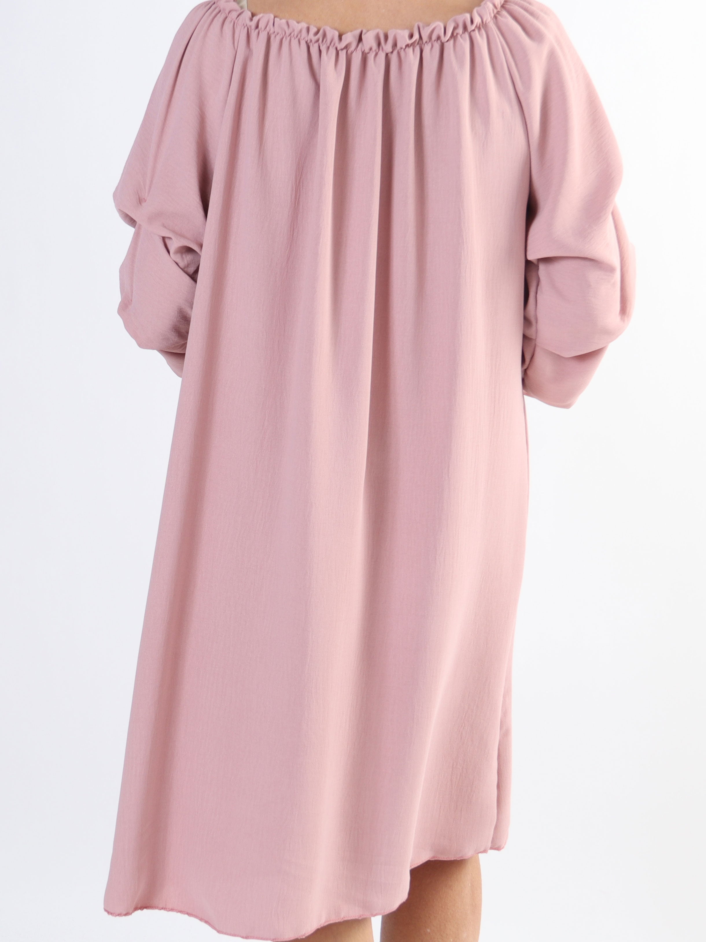 Joanna - Klänning i viskos med rynkad ärm i stora storlekar